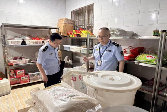 大足區棠香市場監管所檢查高考供餐單位。大足區棠香市場監管所供圖 第1眼TV-華龍網發