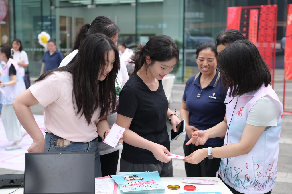 市民完成打卡任务。市婚管中心供图