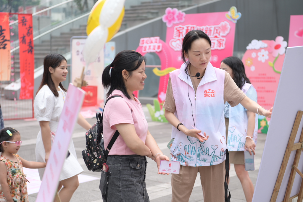工作人员为市民介绍活动内容。市婚管中心供图