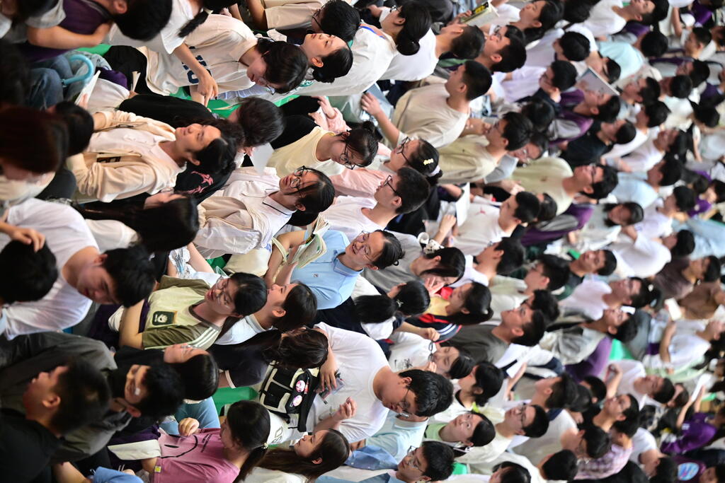 6月7日，重慶市南岸區(qū)，在重慶市第十一中學考點外，考生排隊進入考場。當日，2025年全國高考拉開帷幕。通訊員郭旭攝