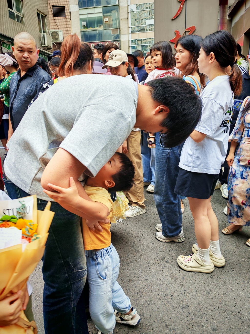 小侄兒第一個發(fā)現(xiàn)出場的蔣一好。