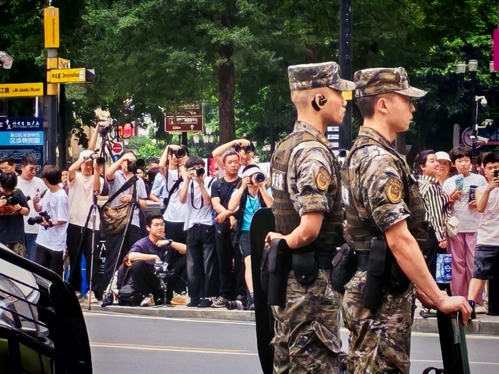 為了確保安全，公安武警出動。