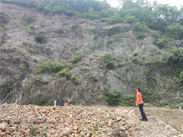 道士清灣對山危巖排查隱患。巫溪縣規(guī)劃和自然資源局供圖