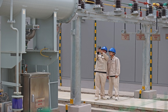 工作人員正在對遷建后的35千伏上塘變電站進行紅外測溫。 通訊員 趙勇 攝