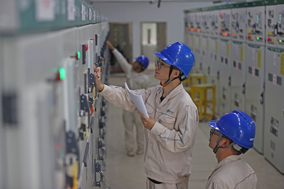 工作人員正在對遷建后的35千伏上塘變電站設(shè)施設(shè)備進行檢查。通訊員 趙勇 攝