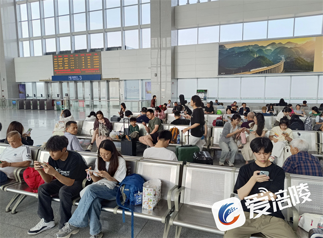 旅客在涪陵北火車站候車大廳候車。涪陵區融媒體中心供圖