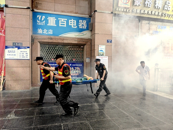 模擬受災(zāi)群眾疏散救援。兩路街道辦事處供圖