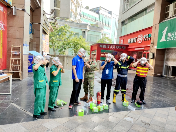 民兵隊(duì)員教授防煙面罩的使用方法。兩路街道辦事處供圖