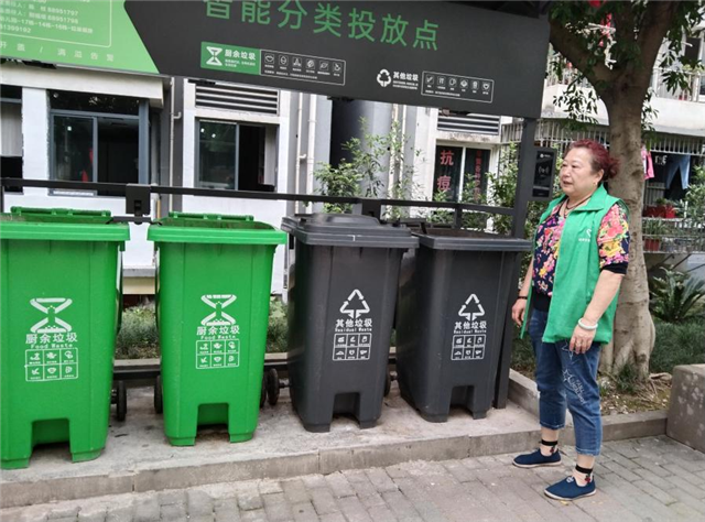 銀發(fā)督導(dǎo)員們便活躍在小區(qū)垃圾廂房前。鐵山坪街道供圖 第1眼TV-華龍網(wǎng)發(fā)