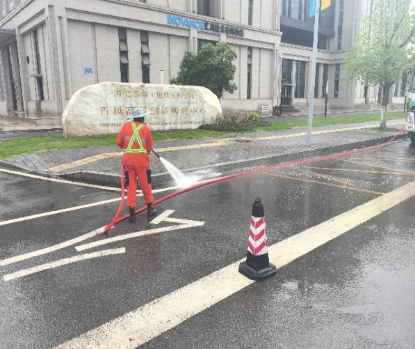 清洗道路。