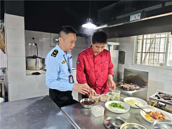 工作人員檢查養老院食品安全。金鳳鎮供圖