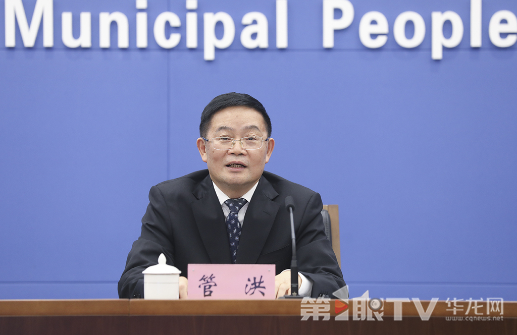重慶市委宣傳部常務副部長、市電影局局長管洪介紹相關情況及回答記者提問。第1眼TV-華龍網(wǎng)首席記者 李文科 攝