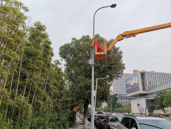維護路燈。