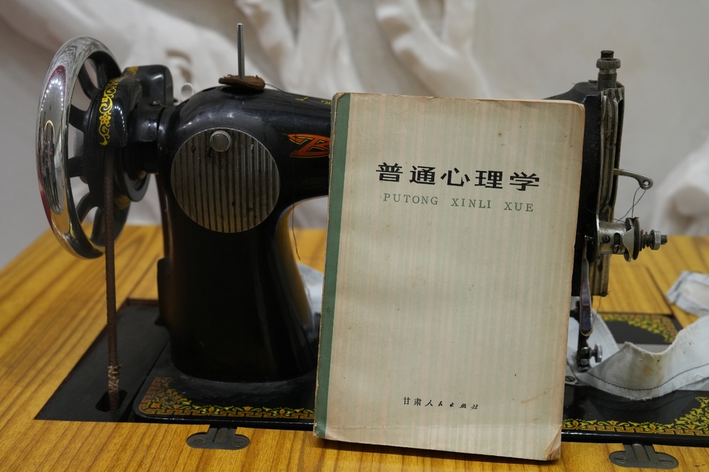 捐赠的缝纫机。通讯员 兰天 摄