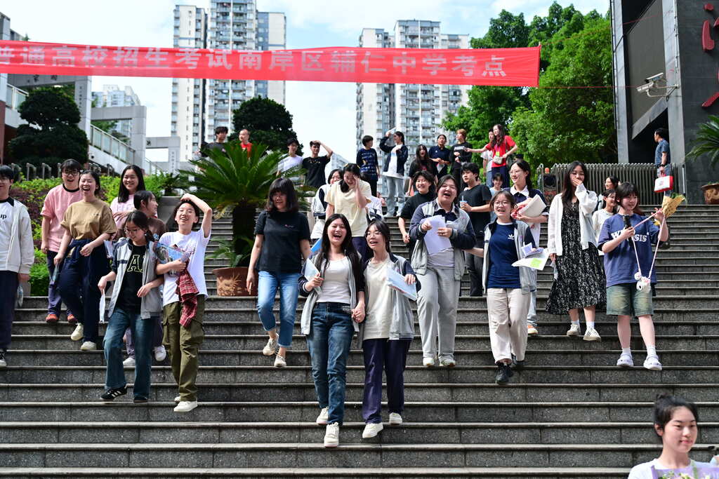 輔仁中學(xué)考點，考試結(jié)束后，考生開心走出考場。通訊員郭旭攝