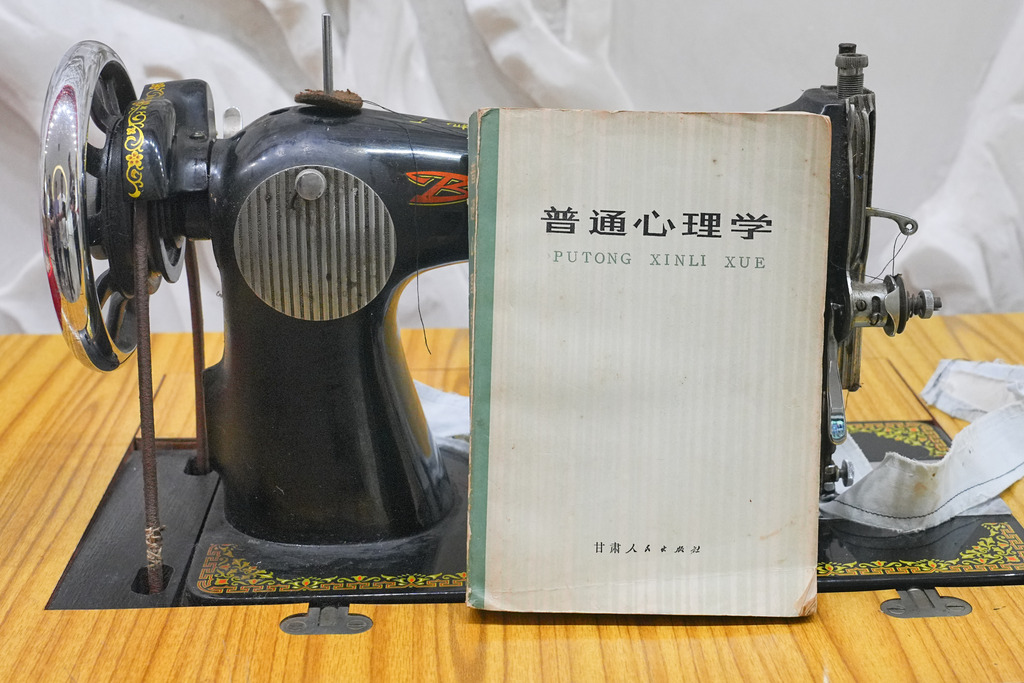 黃希庭捐出的標準牌縫紉機,他在上面寫出了第一部心理學專著