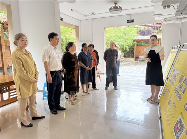 實地查看“一老一小”工作實踐成果。圣泉街道供圖 第1眼TV-華龍網發(fā)