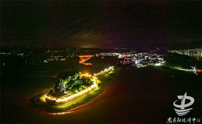 燈光下的石寶寨與石寶場鎮夜景交相輝映。忠縣融媒體中心記者 余鴻 攝