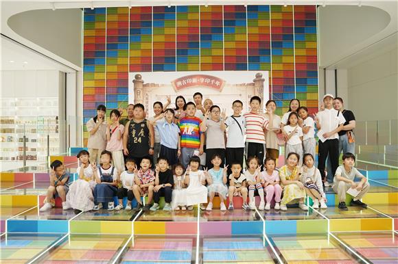 作品展示合照。通訊員 鄧琳 攝