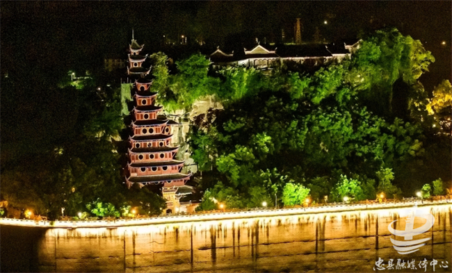 燈光下的古建筑凸顯古韻。忠縣融媒體中心記者 余鴻 攝