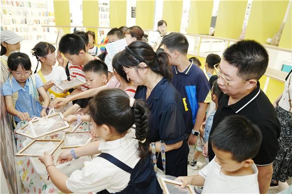 體驗古法造紙工序。通訊員 鄧琳 攝