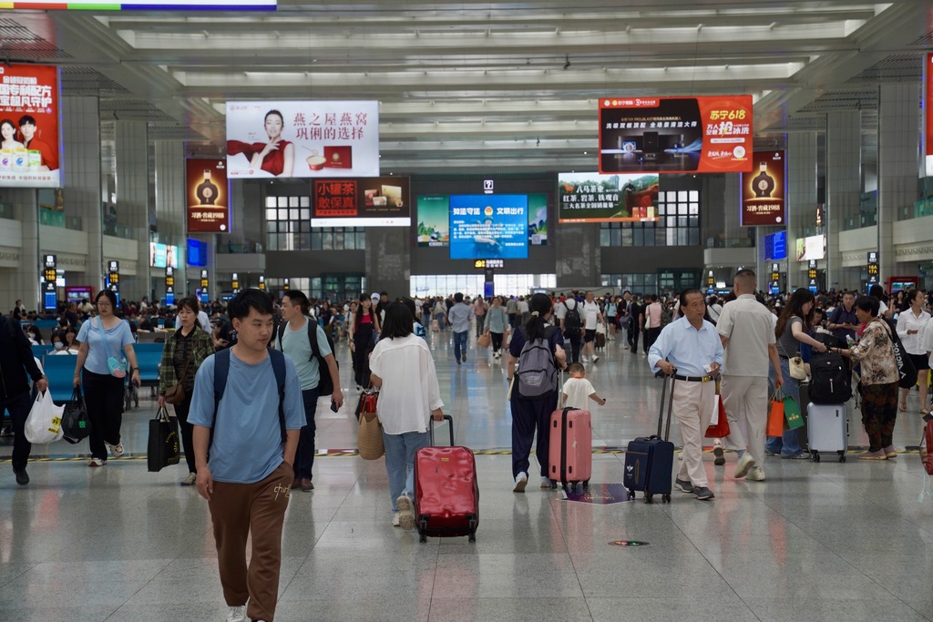 重庆北站候车大厅旅客候车情况。通讯员 汪亮 摄