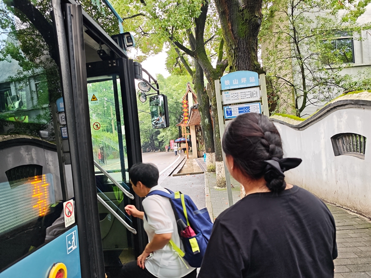 1  1612公交車開通“惠民線”。鐵山坪街道供圖 第1眼TV-華龍網發