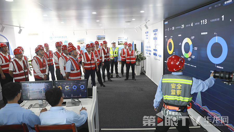 建筑業專家們參觀市郊鐵路江跳線過江段項目智能化監測中心。第1眼TV-華龍網首席記者 李文科 攝