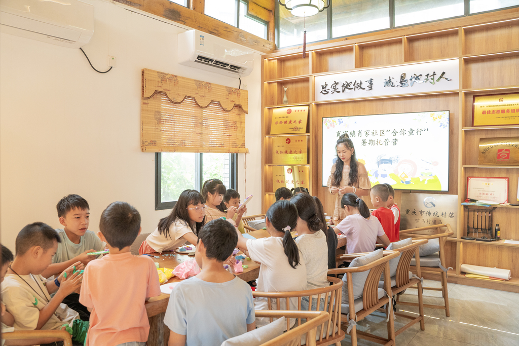 朋友們和志愿者一起正在制作黏土畫。主辦方供圖