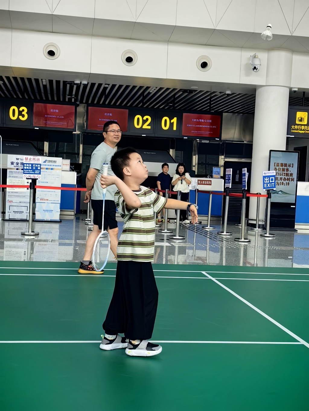 小旅客在機(jī)場(chǎng)內(nèi)體驗(yàn)打羽毛球。仙女山機(jī)場(chǎng)供圖