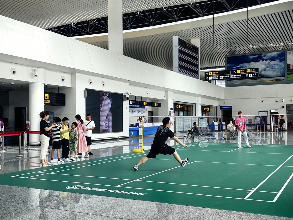 候機(jī)旅客排隊(duì)打羽毛球。仙女山機(jī)場(chǎng)供圖
