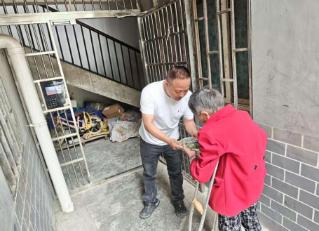 網格員上門探望留守老人。雞鳴鄉供圖