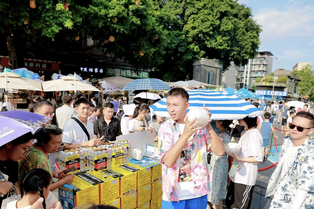 现场摆放的新鲜椰子,供市民免费打卡领取。三亚市旅游发展局供图