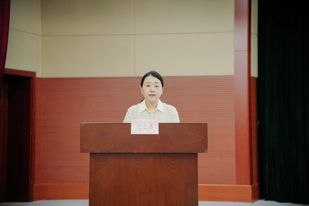 九龙坡区委网信办副主任熊雁若。