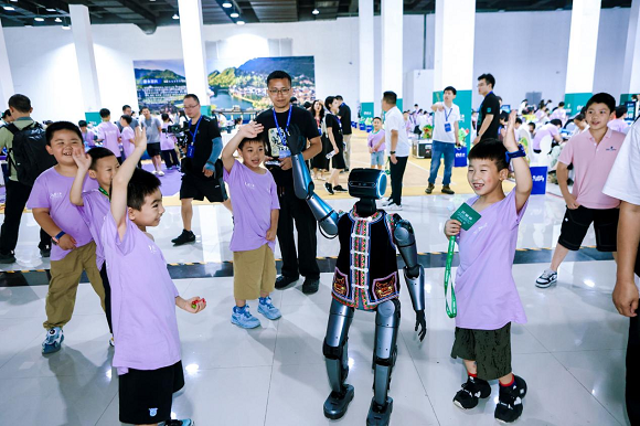 小學(xué)生與機(jī)器人互動。主辦方供圖