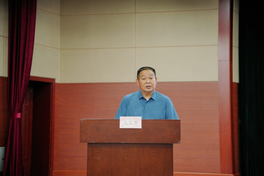 重庆市工商联党组成员、二级巡视员谢华民。