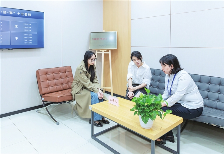 江北區(qū)綜治中心工作人員正在調(diào)解矛盾。資料圖