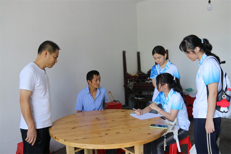 實(shí)踐團(tuán)成員記錄方言。通訊員 侯雯文 攝