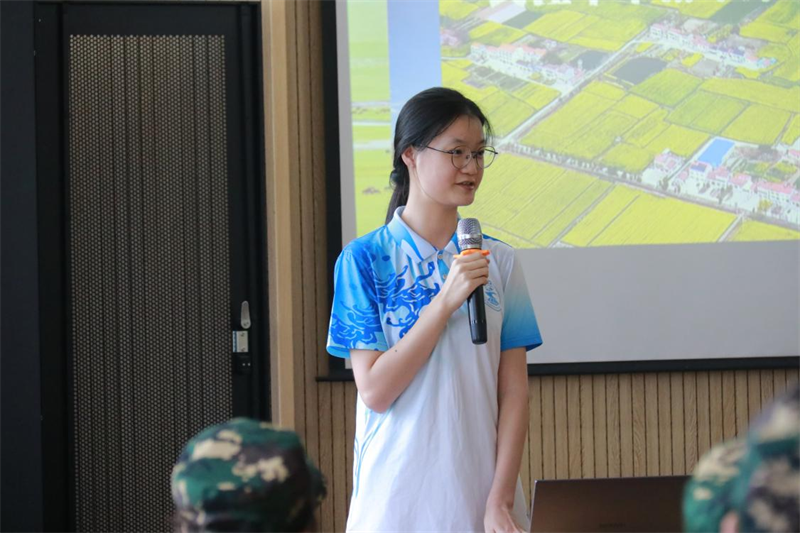 實踐團成員蘇新文講解地理知識。通訊員  向宣霖 攝