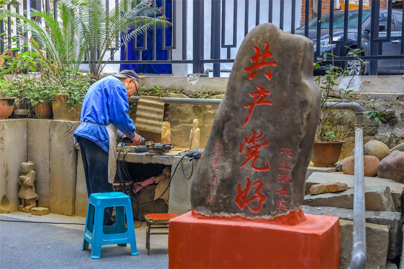 牟大爺正在進(jìn)行石雕。巴南區(qū)蓮花街道供圖 第1眼TV-華龍網(wǎng)發(fā)