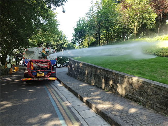 灑水車澆水抗旱。沙坪壩區(qū)城市管理局供圖