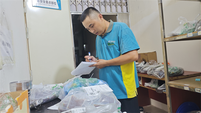 賀兵拿著快遞單仔細(xì)核對。大足郵政分公司供圖