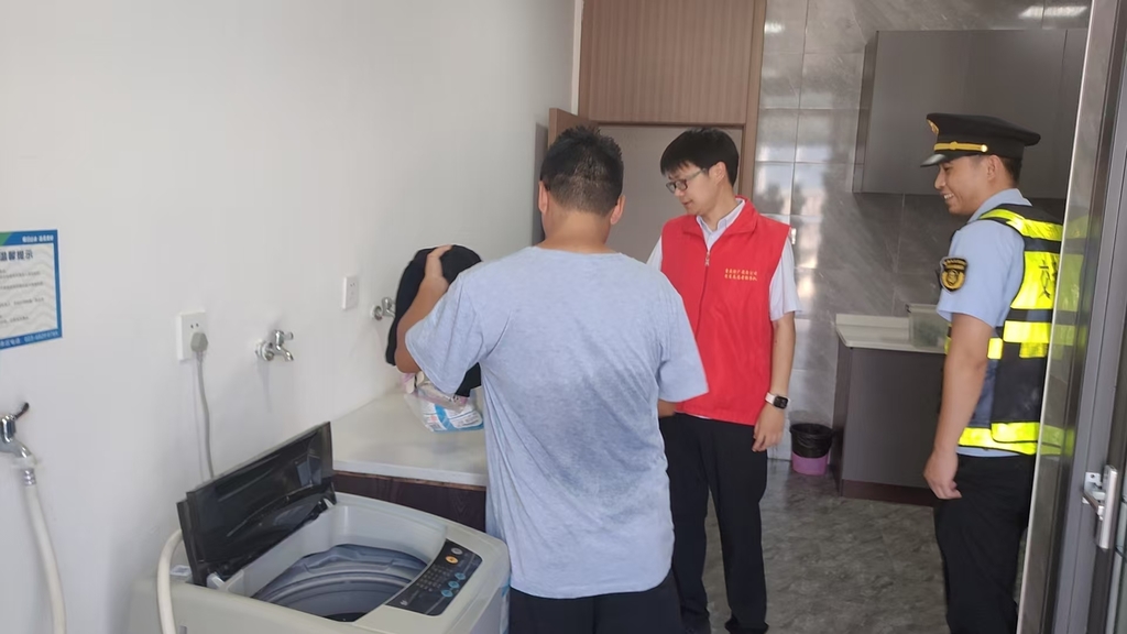 执法人员在“司机之家”倾听货车司机建议。受访者供图