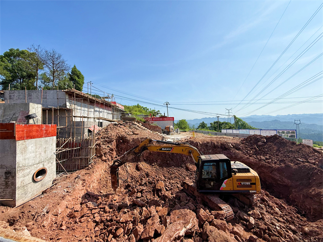 三角鎮(zhèn)桐埡水廠改擴(kuò)建工程正在施工。通訊員 成蓉 攝