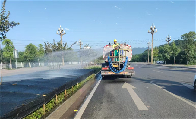 灑水車澆灌綠化苗木。沙坪壩區(qū)城市管理局供圖