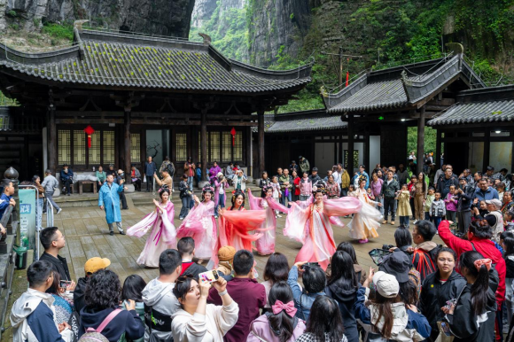 天生三桥偶遇“仙女”。重庆武隆旅游产业(集团)有限公司供图