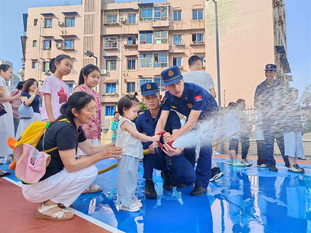 渝消蓝盾讲师团（涪陵分队）邀请50名儿童走进兴华消防救援站，增强青少年的消防安全意识，提高自防自救能力。 涪陵消防供图