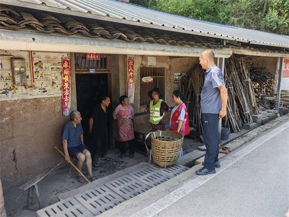 入戶開展森林防火宣傳。  白沙鎮(zhèn)供圖 第1眼TV-華龍網(wǎng)發(fā)