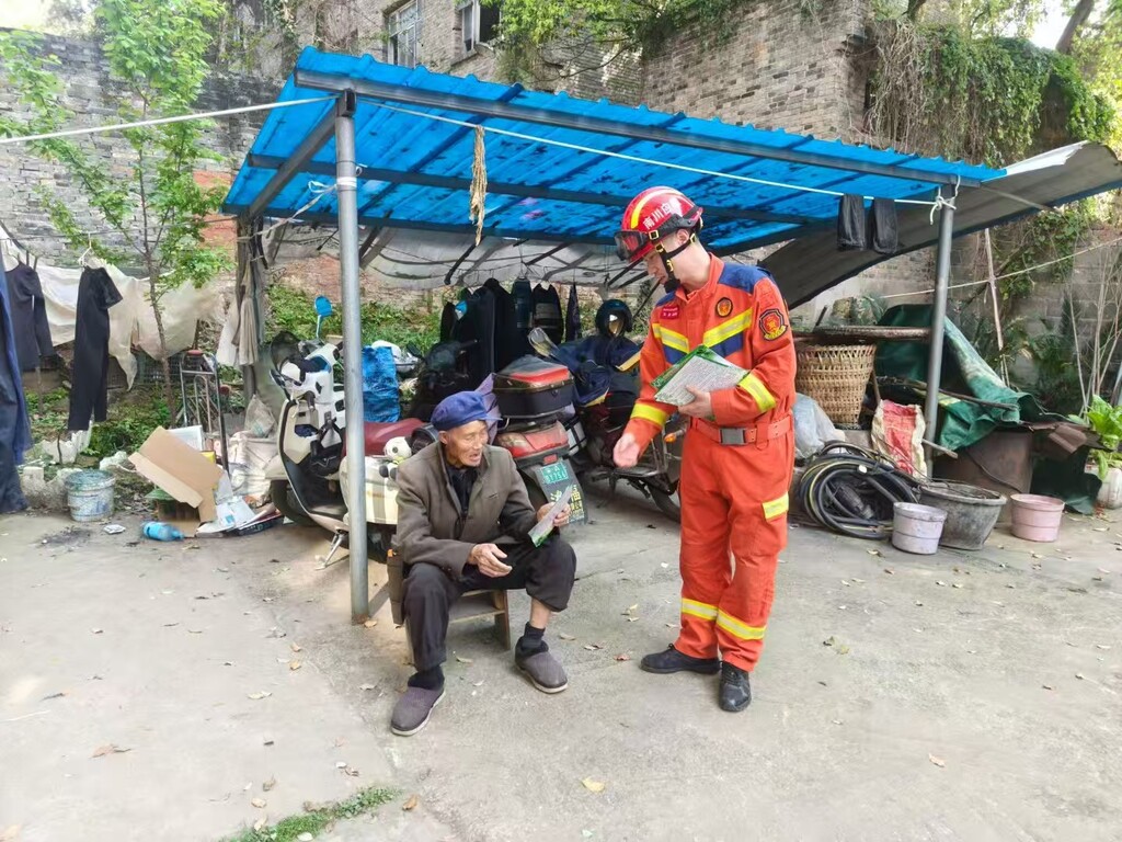 重庆市专业应急救援队南川支队巡护过程中对重点人员开展森林防灭火知识宣传。受访单位供图