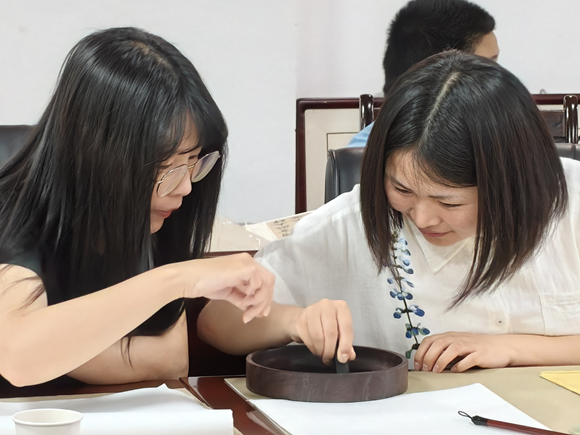 學(xué)員磨硯。黔江區(qū)委宣傳部供圖